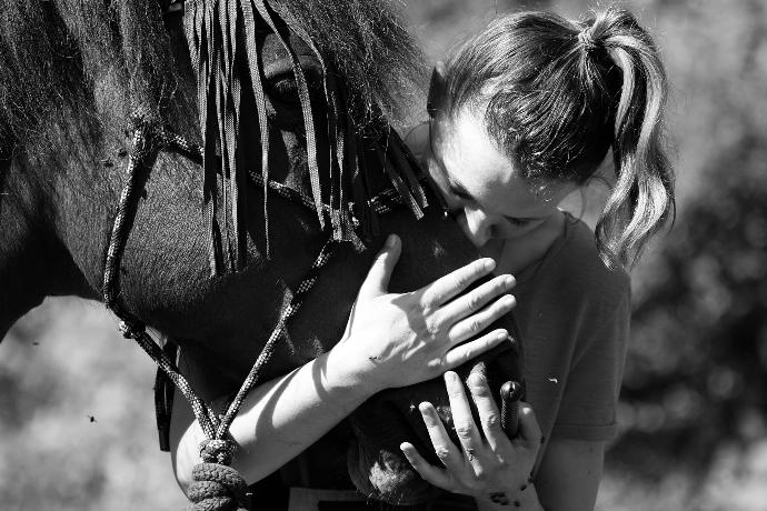 Un cheval et son humaine.
