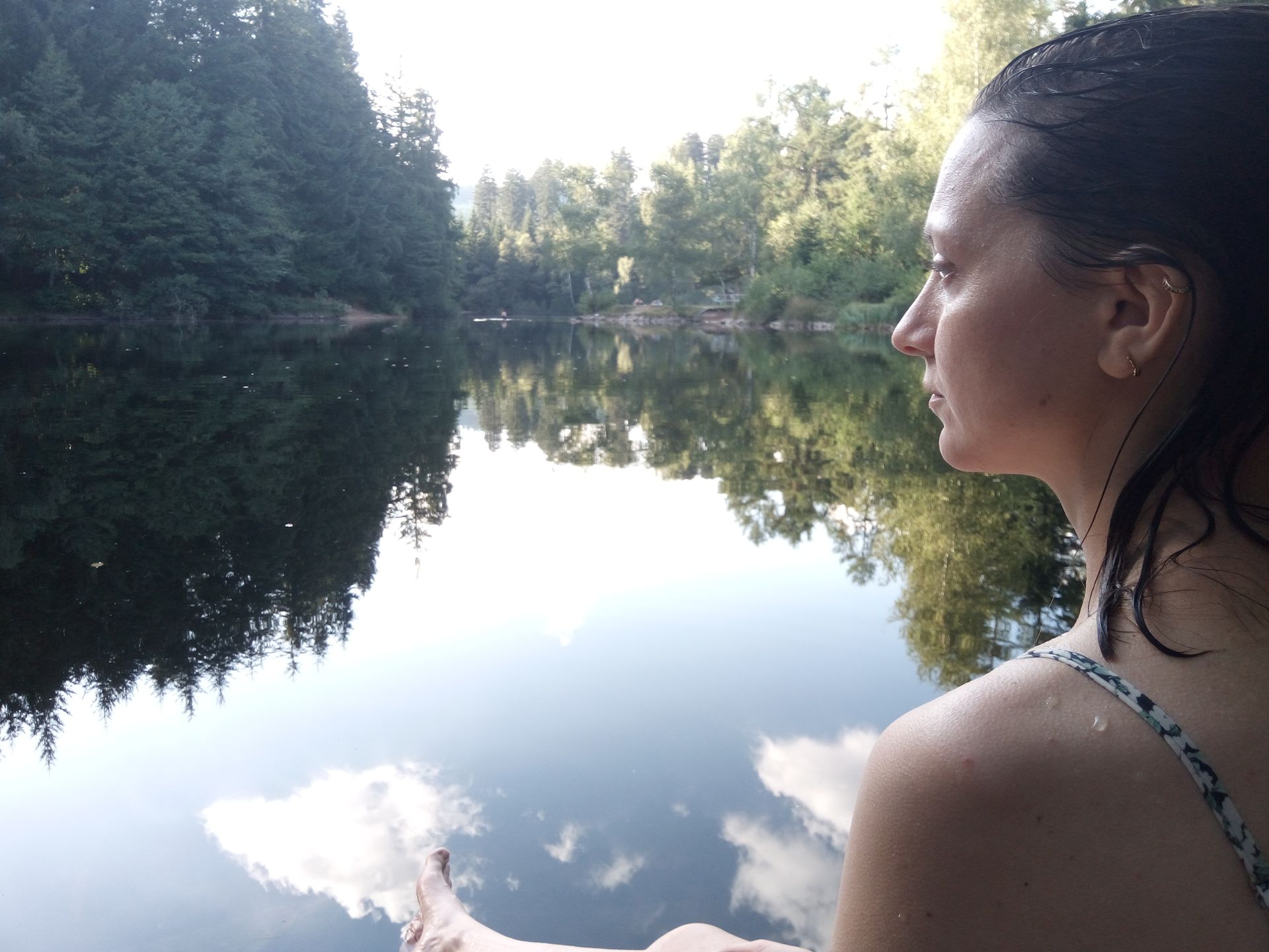 une femme contemple un lac