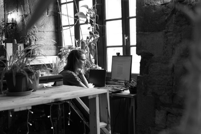 femme devant ordinateur dans coworking