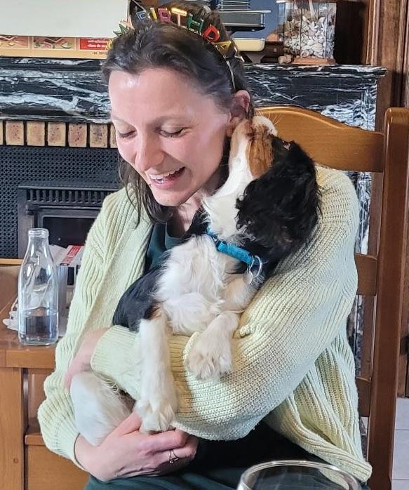 femme et chien cavalier king charles