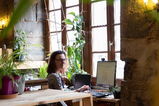 En coworking Femme qui travaille devant un ordinateur